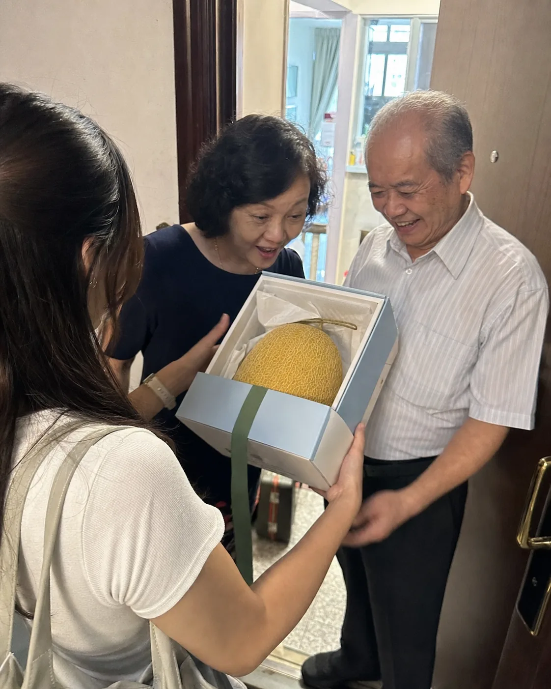 香港家庭登門送父母八六王禮盒