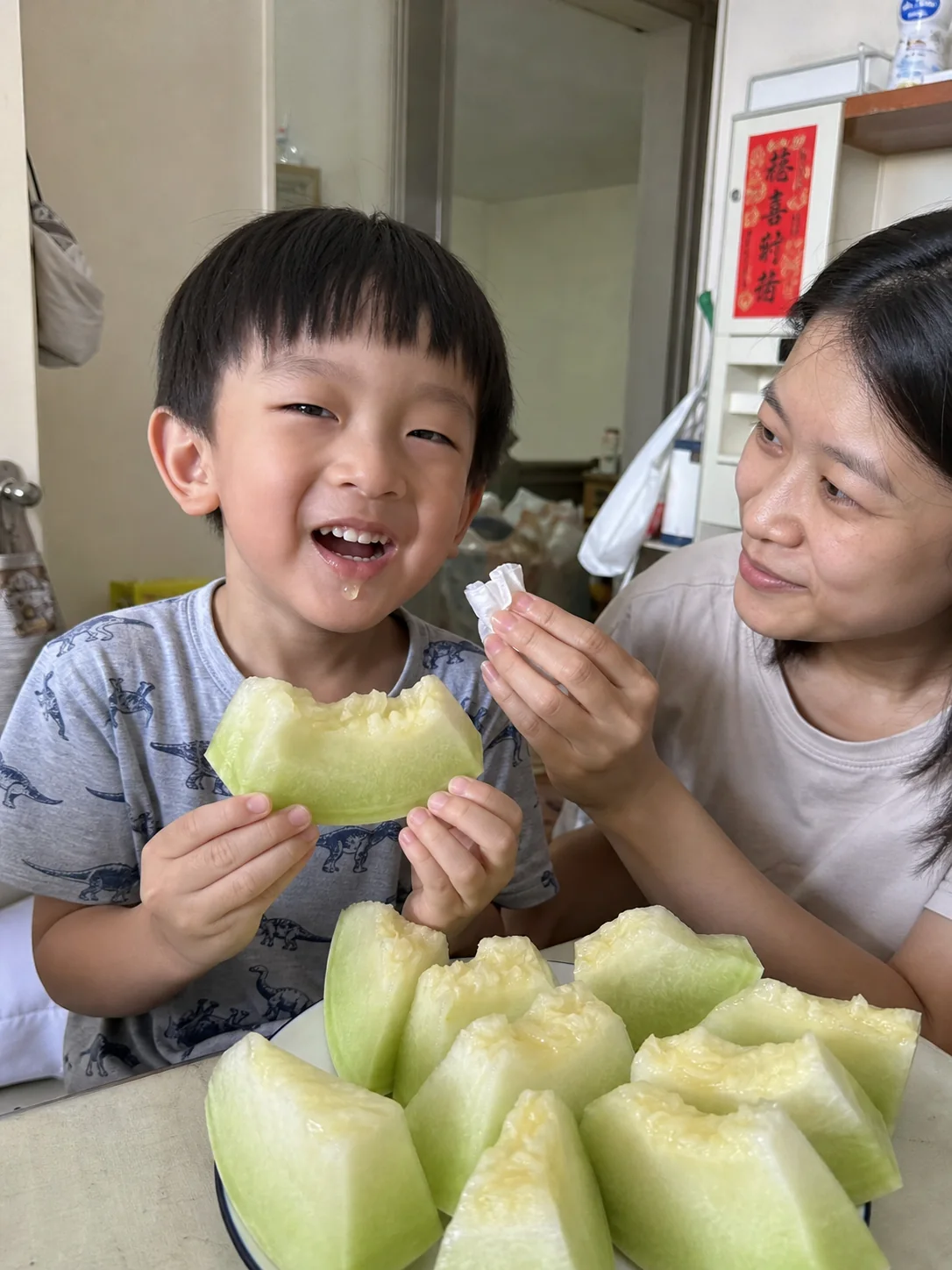 香港家庭中孩子雙手捧著玉菇瓜瓣品嘗