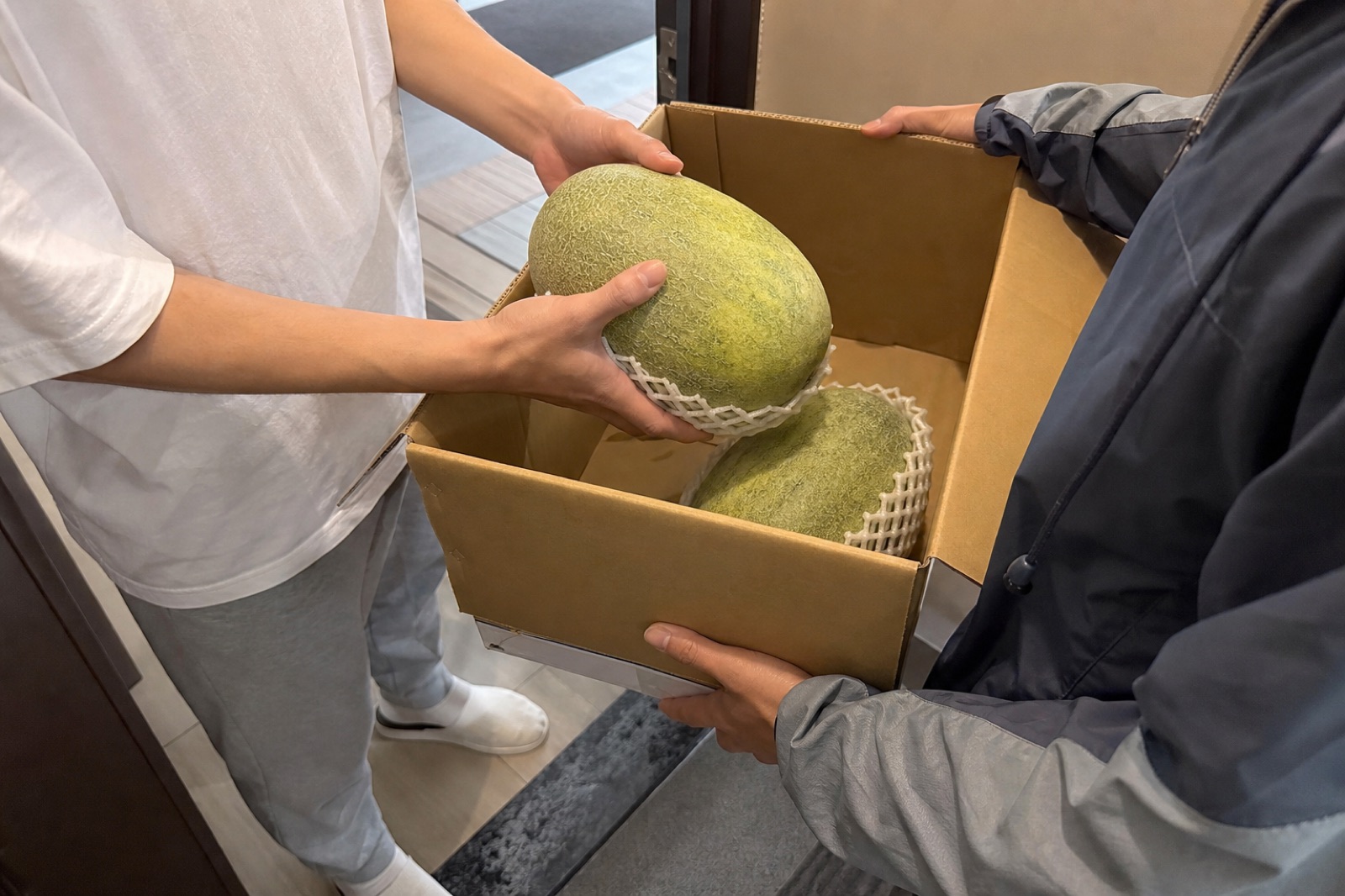 西州蜜25號紙箱送達香港住宅門口