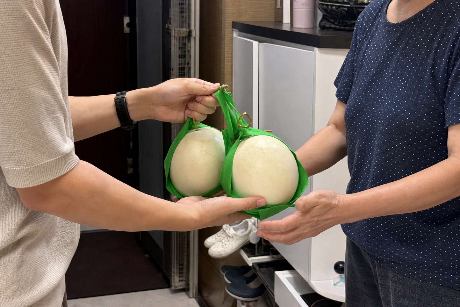 把乳白色玉菇甜瓜送給香港家中長輩