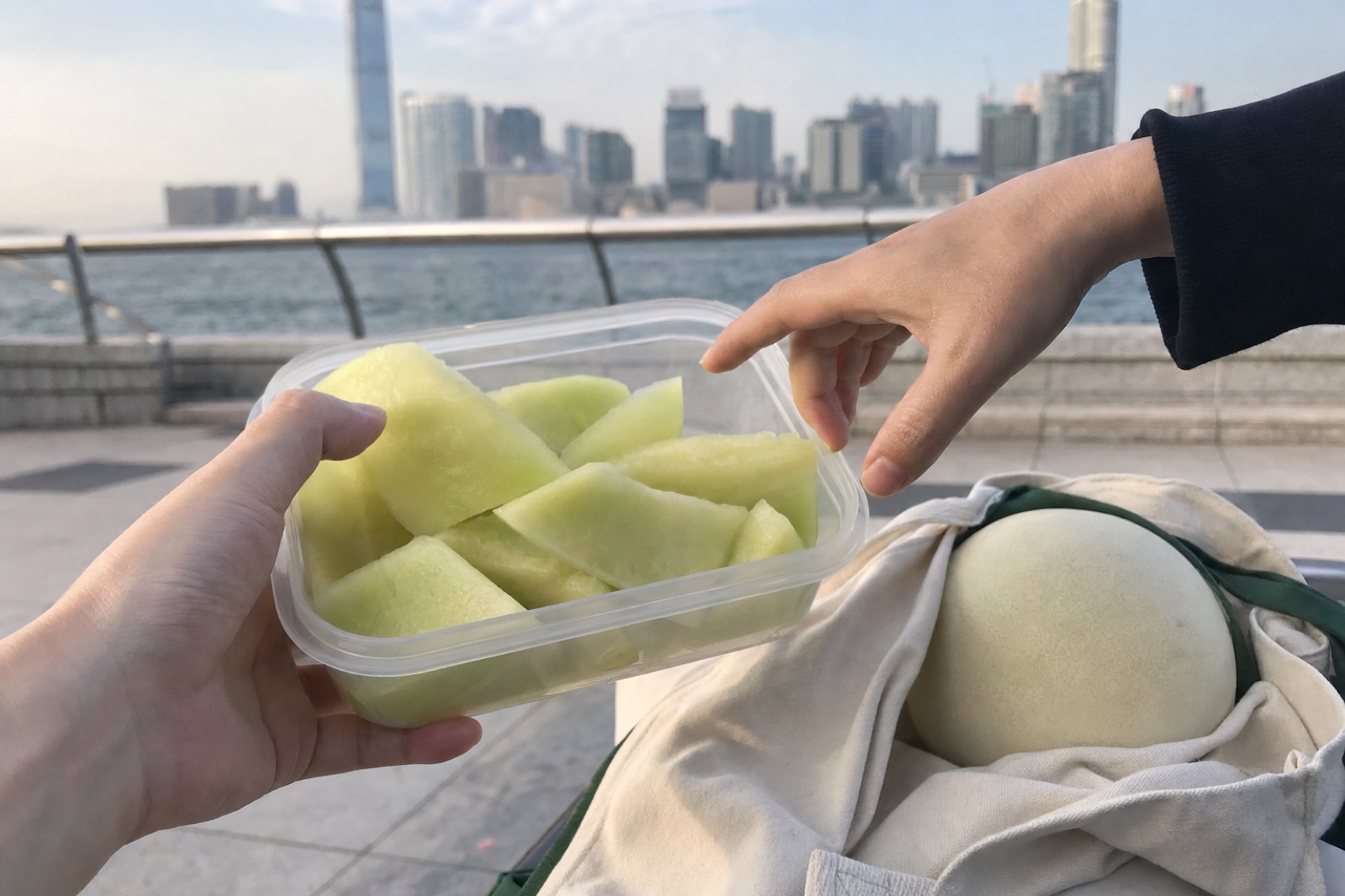 香港海濱分享冰鎮玉菇青肉瓜